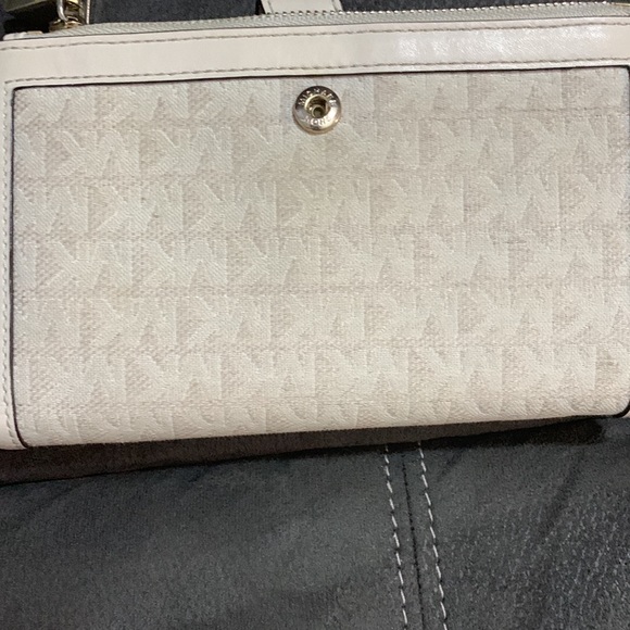 Michael Kors adele logo smartphone wallet - Picture 8 of 10